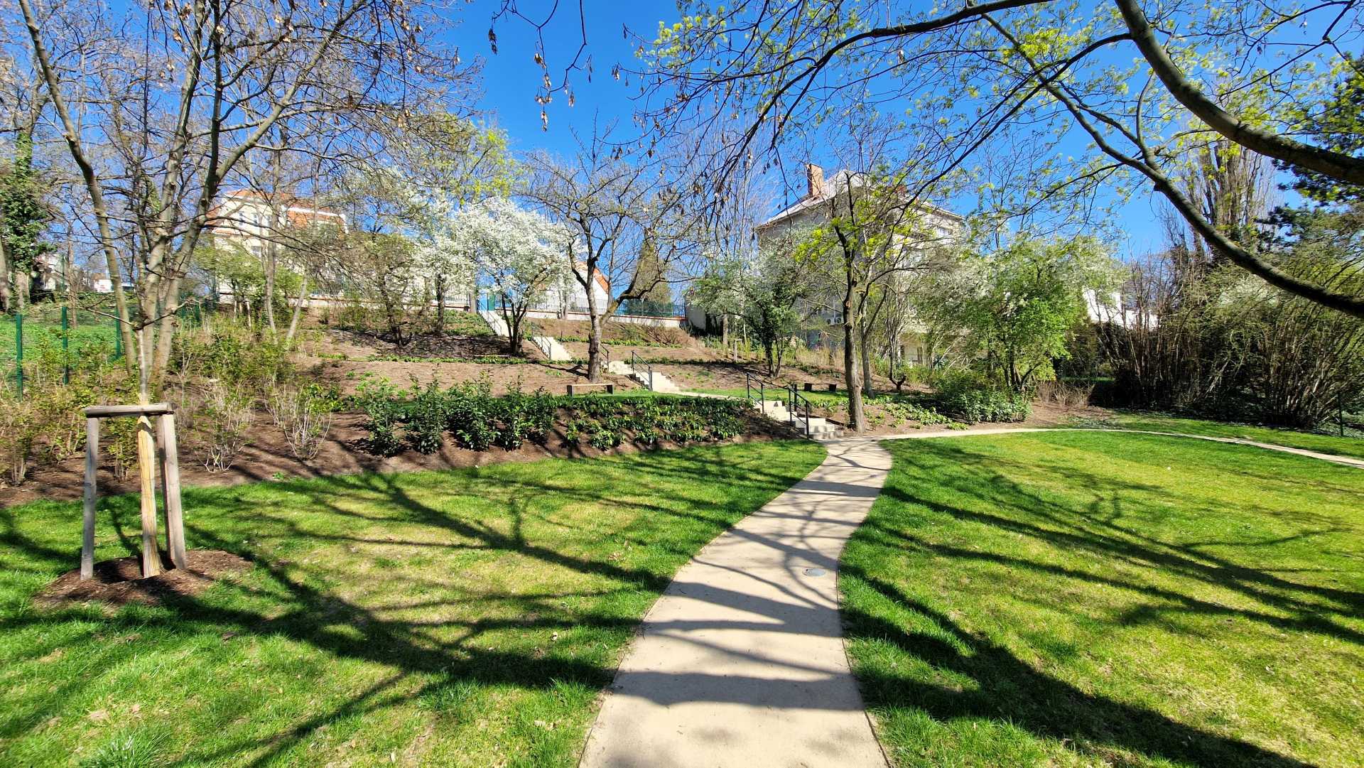 Zahrada Arnoldovy vily za soumraku